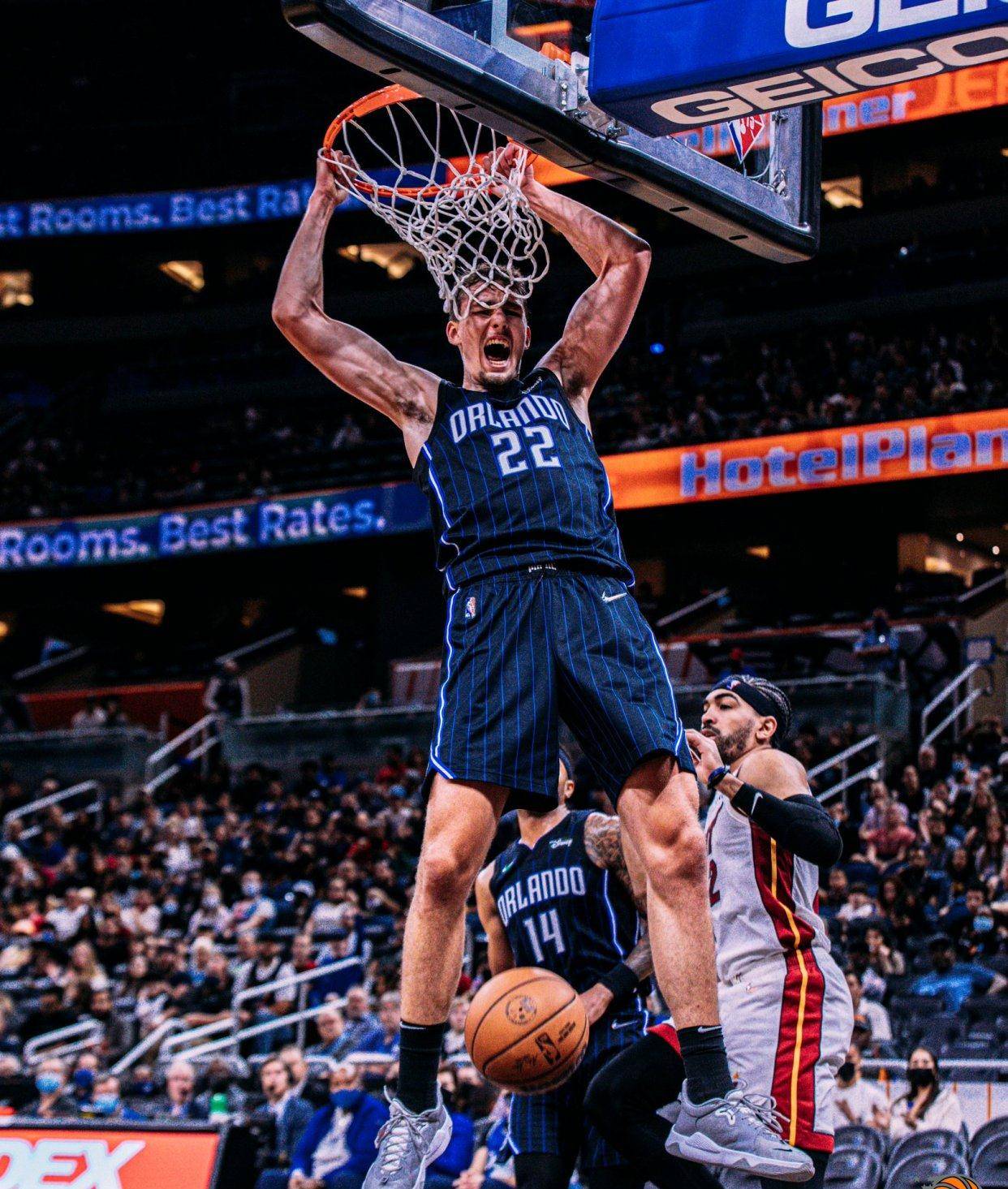 东契奇复出首秀出彩，北京首钢主场横扫武汉三镇，豪取5连胜(东契奇被驱逐的原因)